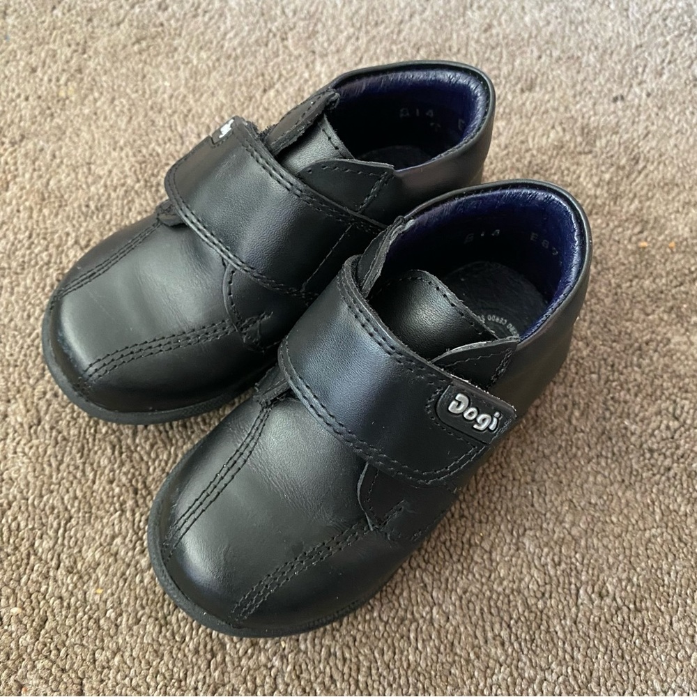 Dogi black velcro shoes toddler size 22 (approx size 6 US)
